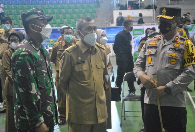 Kapolresta Dampingi Forkopimda Riau Tinjau Pelaksaaan Vaksin Massal di Gelanggang Olahraga Remaja