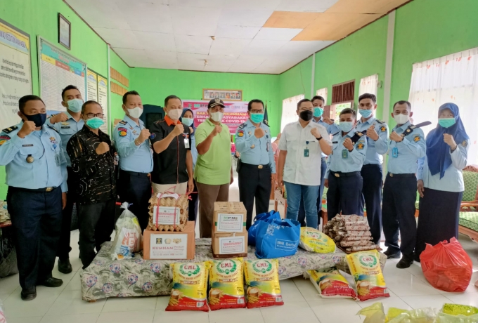 Kemenkumham Salurkan 46 Ribu Paket Pada Masyarakat Terdampak Covid-19*