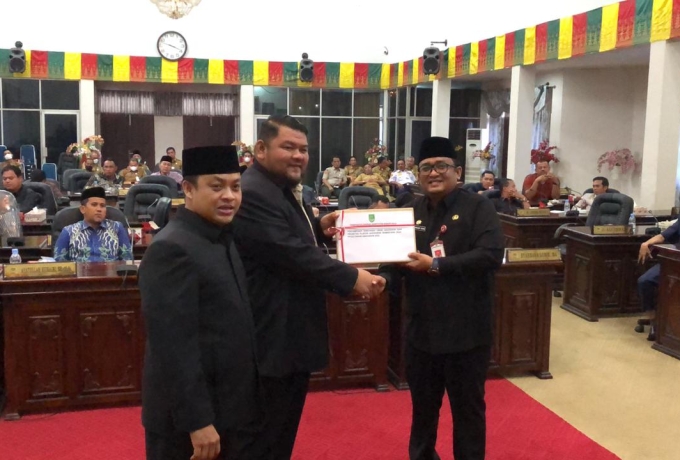 Sekda Rohul Serahkan Dokumen KUA & PPAS Dalam Sidang Paripurna DPRD