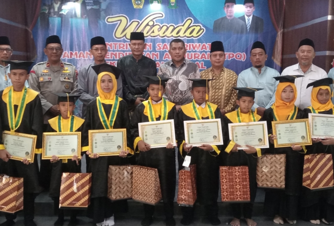 Ratusan Santriwan_santriwati  TPQ se Kecamatan Meral Diwisuda