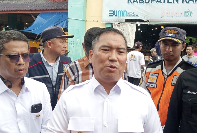 Wagub Kepri  Nyanyang Bersama Bupati Karimun Iskandarsyah  Sidak Pelabuhan dan Pasar 