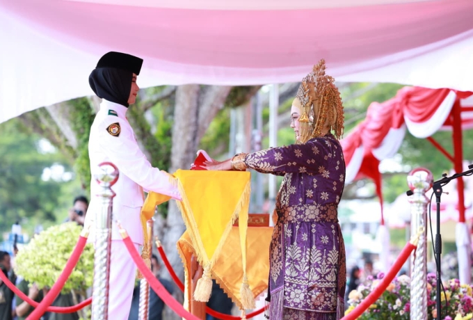 Bupati Siak Pimpin Upacara HUT RI Ke-80, Tampil dengan Pakaian Adat Melayu