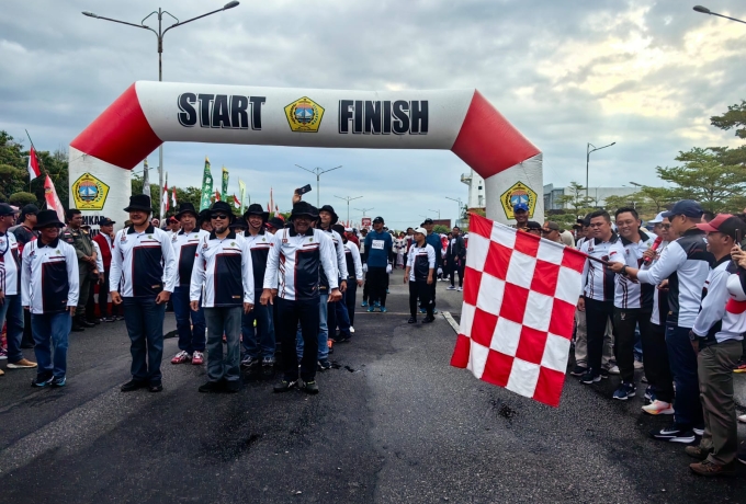 Bupati Iskandarsyah Lepas Gerak Jalan Tingkat SLTA dan Umum