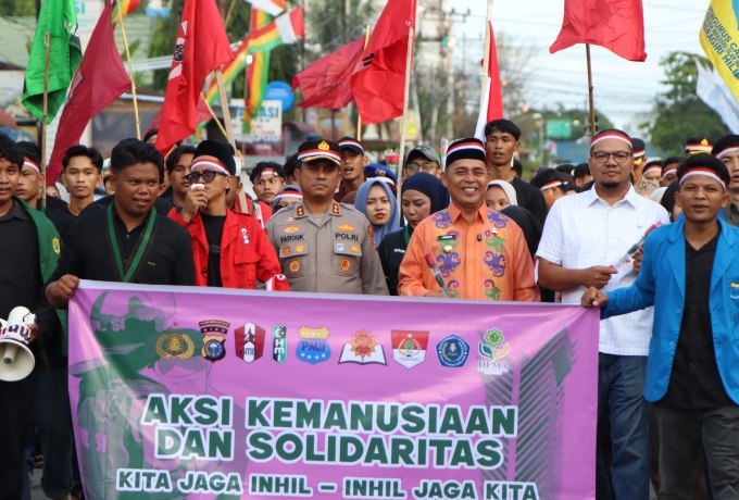 Polres Inhil, Forkopimda, Mahasiswa, dan Masyarakat Gelar Aksi Solidaritas Bagi-Bagi Bunga di Tembilahan