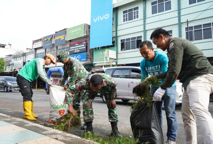 PLN UPT Baturaja Bersinergi dengan TNI, Polri, dan Pemda Gelar Aksi Bersih Lingkungan