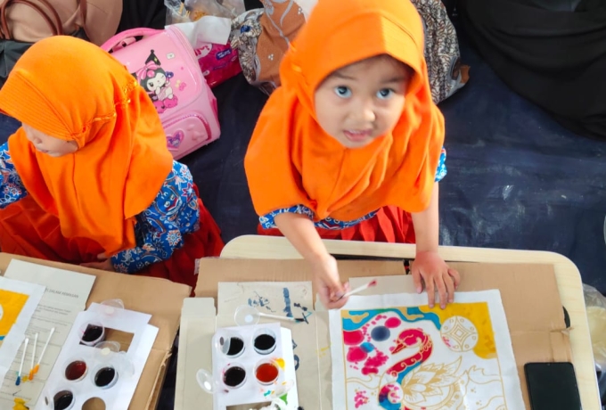 Hari Batik Nasional: Anak-anak PAUD dan TK Kuok Tumpahkan Kreativitas di Atas Kain Batik
