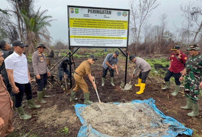 Kapolres Inhil dan Forkopimda Lakukan Pemasangan Plang Larangan di Lahan Bekas Kebakaran