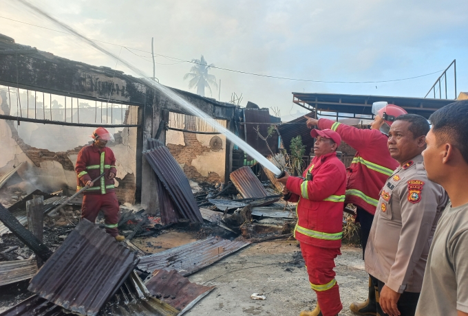 15 Toko Hangus dalam Kebakaran di Pasar Kuok, Diduga Akibat Korsleting Listrik