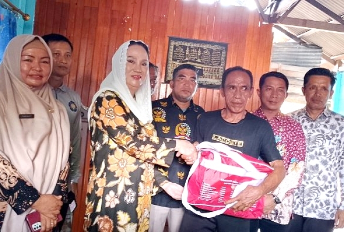 Bupati Natuna Tinjau Lokasi Kebakaran di Pian Tengah, Serahkan Bantuan untuk Korban