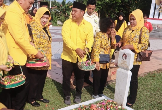 Golkar Tanjungpinang Ziarah Makam Para Sesepuh dan Berbagi Sembako di HUT ke 61