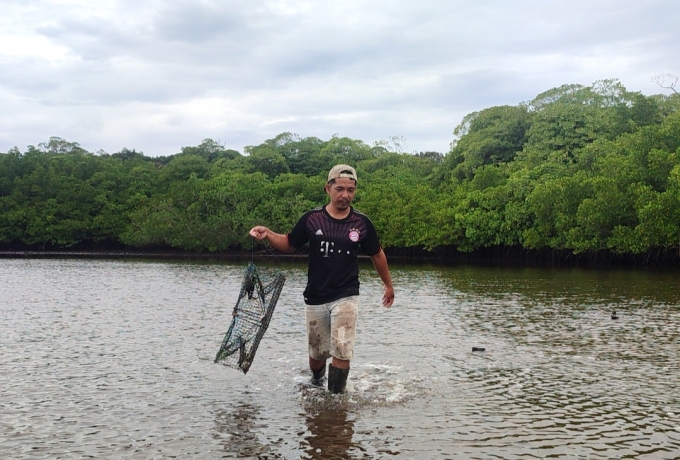 Menjemput Rezeki di Muara : Khairudin, Nelayan Kepiting Bakau yang Hidupi Tiga Anak dari Jerih Payah Alam