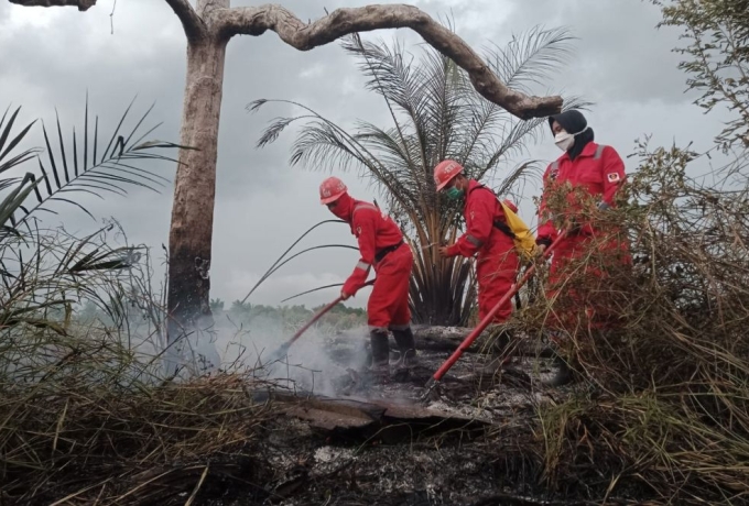 Dua Helikopter Water Bombing Dikerahkan Padamkan Karhutla Kuok