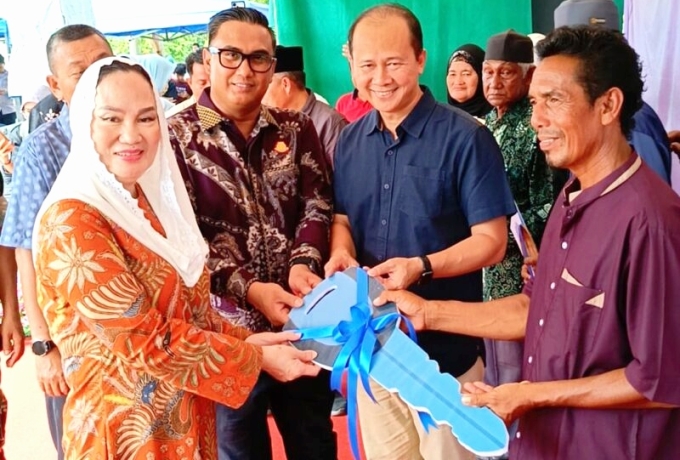 57 Kunci Harapan Dibagikan, Bupati Cen Sui Lan Resmikan Rumah Layak Huni di Puak