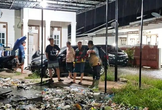 Respons Cepat! Camat Kota Kisaran Timur Lakukan Pembersihan Terhadap Saluran Drainase Tersumbat