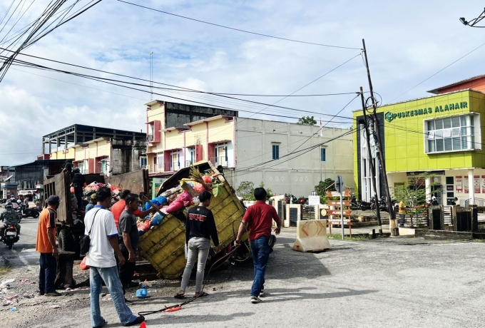 Gerak Cepat Bupati Meranti dan Polres Evakuasi Dump Truk Pengangkut Sampah Terperosok Ke Gorong-Gorong