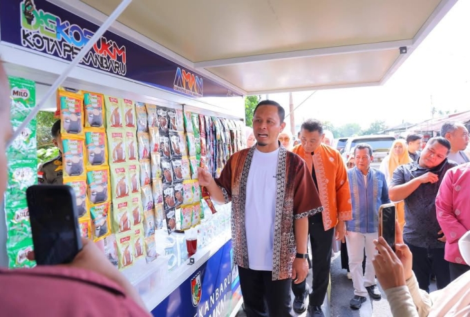 Wali Kota Pekanbaru Serahkan Belasan Gerobak Bantuan Untuk Pelaku UMKM