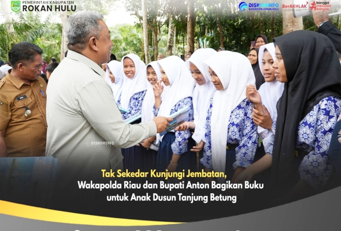 Tak Sekadar Tinjau Jembatan, Wakapolda Riau dan Bupati Anton Bagikan Buku untuk Anak Dusun Tanjung Betung