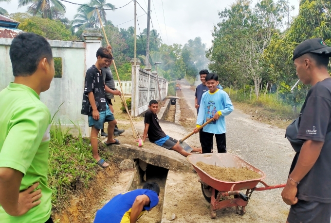 Pemuda Meso Gotong Royong Sambut Ramadhan, Jalan Menuju Surau Butuh Perhatian Pemerintah