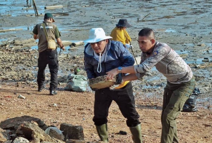 Gubernur Ansar Pimpin Goro Bersih Laut di Pulau Penyengat