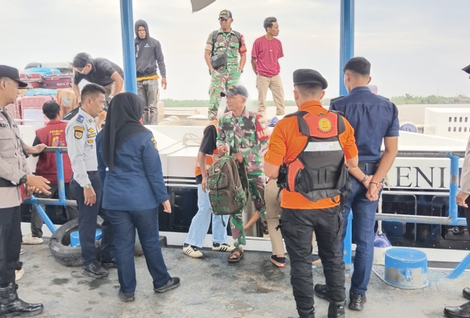 Petugas Pos Pelayanan Laksanakan Pengamanan Kedatangan Kapal di Pelindo Tembilahan Berjalan Aman dalam Ops Ketupat Lancang Kuning 2026