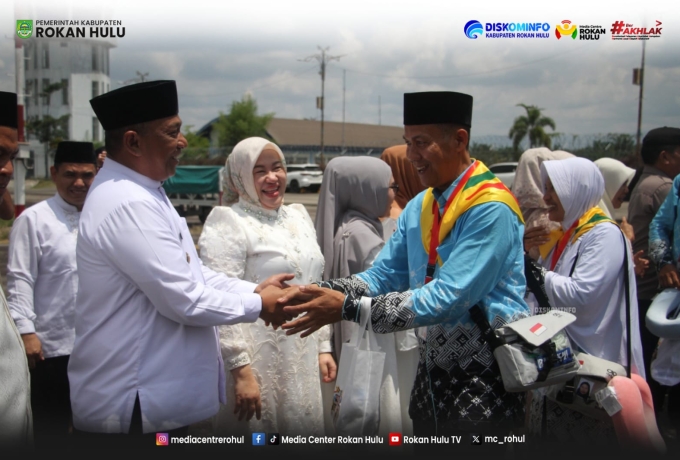 Suasana Haru di Bandara Tuanku Tambusai, Bupati Anton Lepas JCH Rohul Kloter 8 Menuju Batam