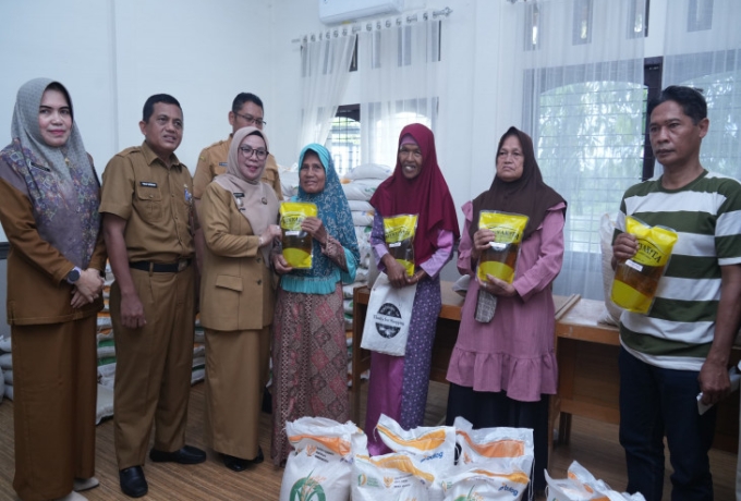 Dinas Ketahanan Pangan Kampar Pastikan Bantuan Bapanas Tepat Sasaran, 401 KK di Desa Sawah Terima Sembako
