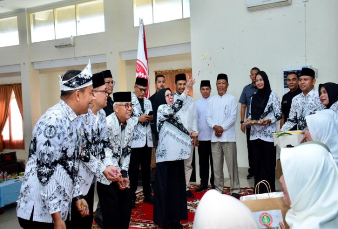 Plt Kadisdikpora Helmi Lepas 48 Anggota PGRI Kampar ke Tanah Suci, Tekankan Disiplin dan Keteladanan