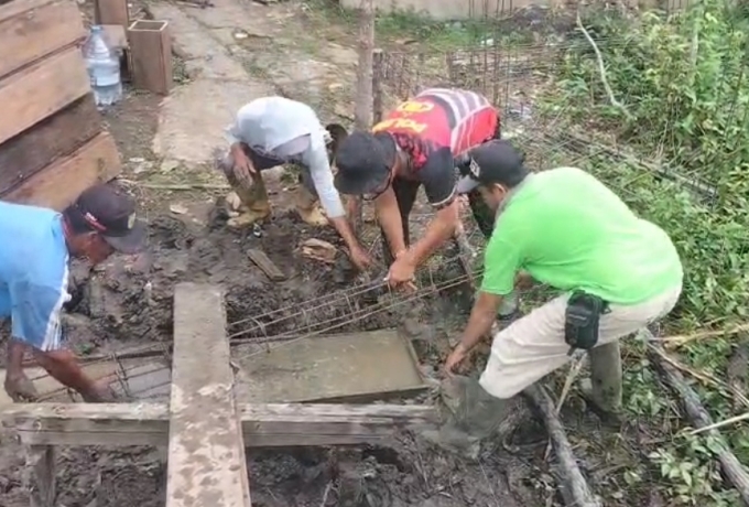 Di Tembilahan dan Batang Tuaka, Polres Inhil Dan Warga Bangun Jembatan Untuk Masa Depan Anak Desa