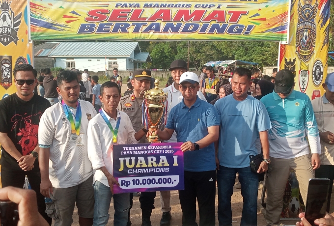 Bupati Karimun Iskandarsyah Serahkan Hadiah Juara Turnamen Paya Manggis Cup 1