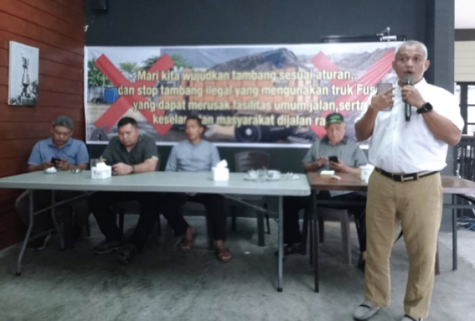 Aktivis Sorot Truk Fuso Angkut Pasir Tambang Ilegal di Bintan