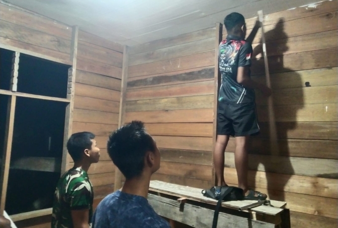 Kejar Target TMMD ke-129, Satgas Kodim 0313/KPR Lembur Kerjakan Rumah Ibu Timah Hingga Malam