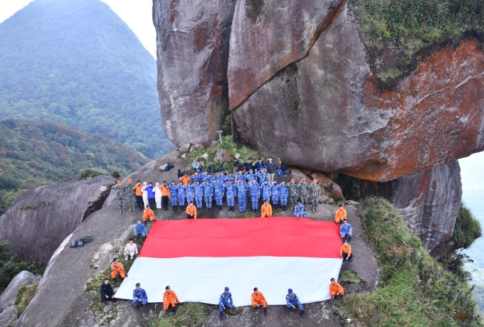 Danlanud RSA Lepas 54 Pendaki Gunung Ranai, Bawa Misi Kibarkan Merah Putih di Puncak