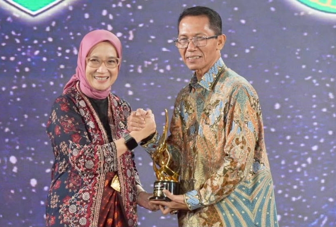 Batam Peduli Layanan Publik dan Keterbukaan Informasi, Amsakar Terima Penghargaan