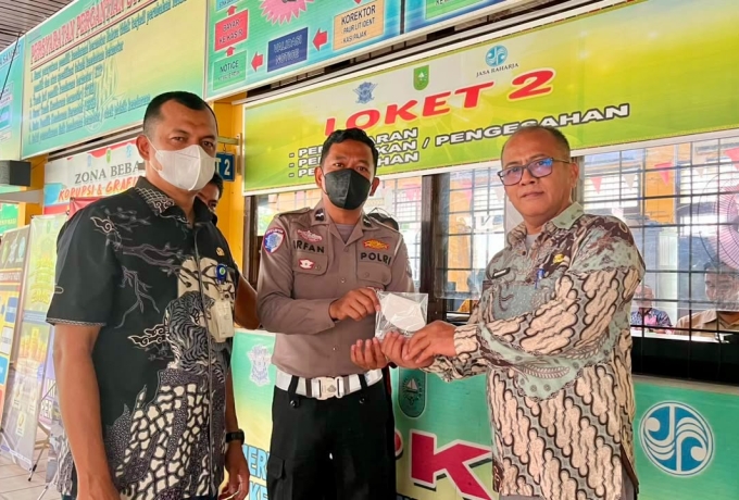 Manfaatkan Program Pemutihan Pajak, Samsat Bangkinang Apresiasi Wajib Pajak dengan Berbagi Masker di Tengah Kabut Asap
