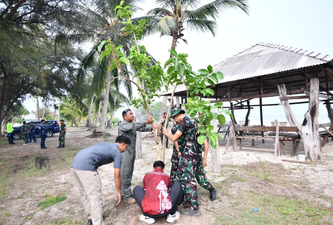 Di Garda Terdepan NKRI, Danlanud RSA Perkuat Kepedulian Lingkungan Pesisir