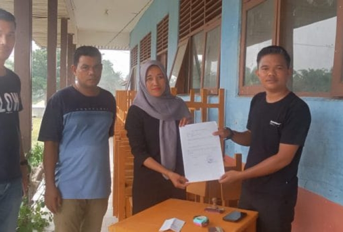 Wakil Ketua DPRD Pelalawan Tengku Azwardi ST Salurkan Bantuan Kursi Sekolah untuk SD Di Kecamatan Teluk Meranti