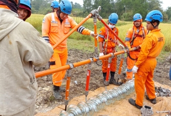 Semangat Sumpah Pemuda, PLN UPT Pematangsiantar Sigap Ganti Isolator Tanpa Padamkan Listrik
