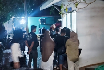 Antre Tiket di Pelabuhan Tanjung Uban, Penumpang Roro Terpaksa Kehujanan