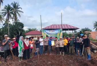 Polsek Keritang Dampingi Warga Tanam Jagung 1 Hektar Dukung Swasembada Pangan Nasional