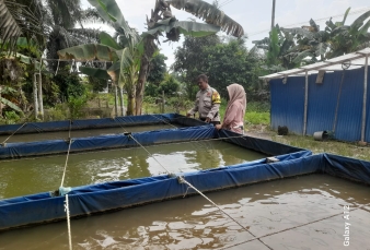 Bhabinkamtibmas Desa Pengalihan Monitoring Kolam Ikan Warga dalam Mendukung Ketahanan Pangan