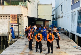 Gabungan Tim SAR dan Polairud Berupaya Cari Korban Kecelakaan Dua Kapal di Selat Air Hitam