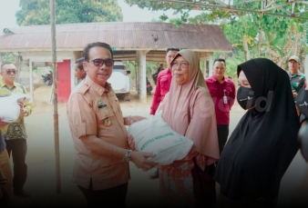 Di Tengah Kepungan Kabut Asap, Pemkab Natuna Hadirkan Bantuan Pangan dan Dokter Spesialis untuk Warga Batubi